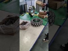 Se están instalando rodamientos de rodillos esféricos